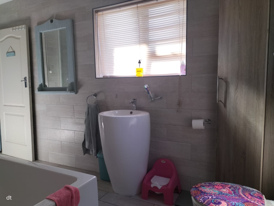 5 Bedroom Property for Sale in Fraaiuitsig Western Cape